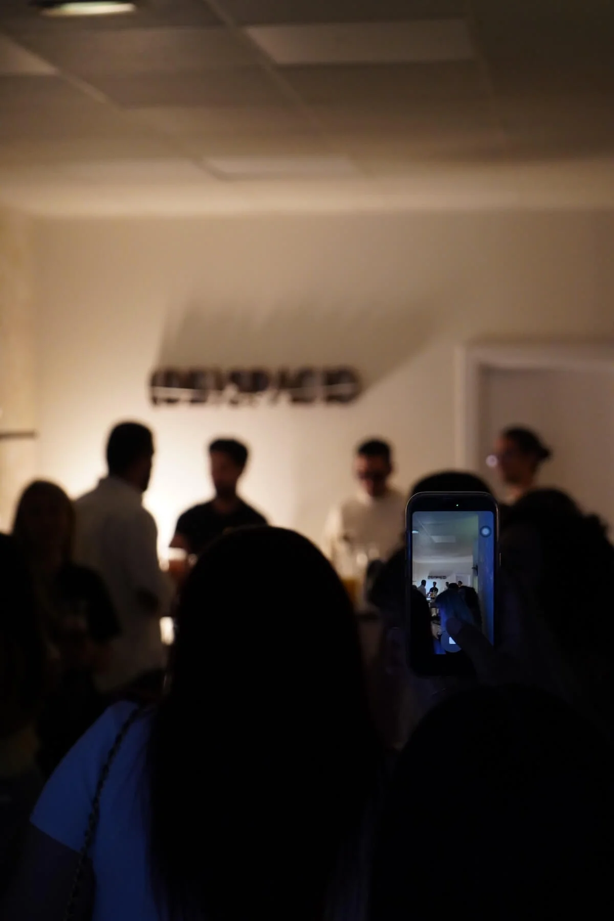 Ambiente nocturno en (DE)SPACIO con invitados